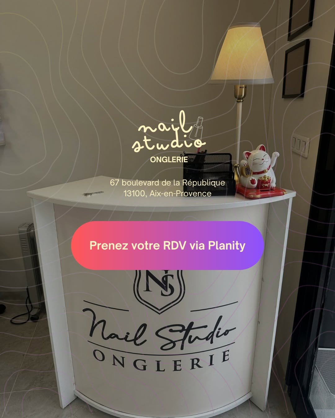 Le comptoir d’accueil Nail Studio et son emblème NS