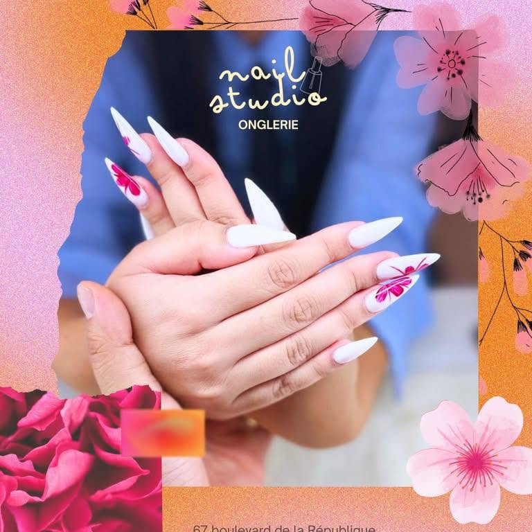 Manucure blanche aux motifs floraux fuchsia, réalisée par Nail Studio